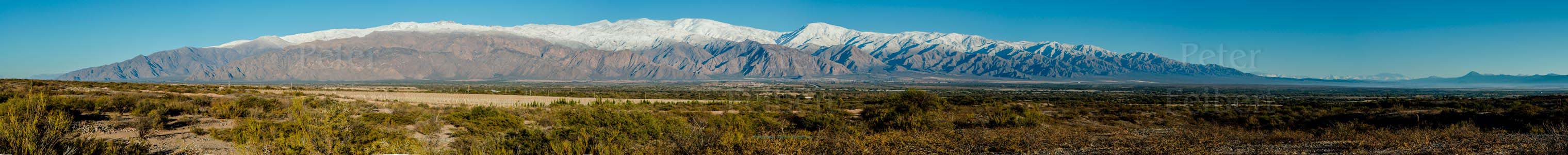 Neve nas montanhas atrás da cidade de Cafayate, no vale Calchaquí, Salta, Argentina.