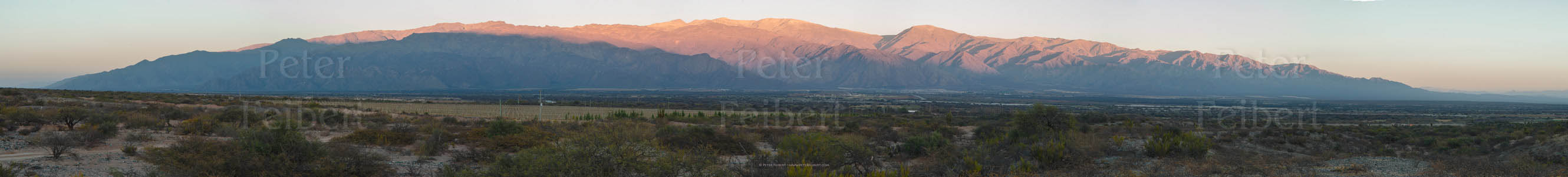 Amanhecer, arredores da cidade de Cafayate, no vale Calchaquí, Salta, Argentina.