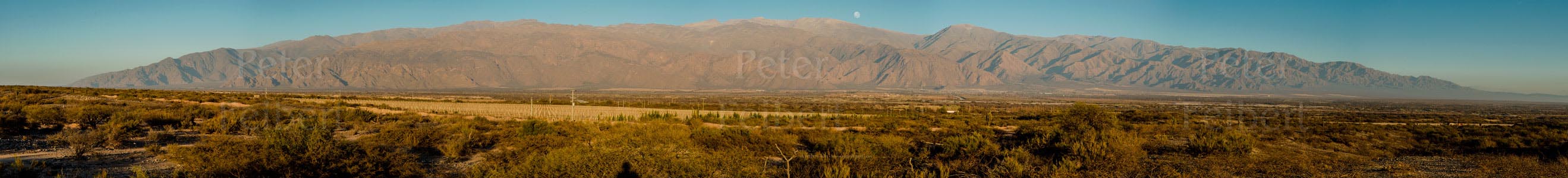 A lua se pondo, arredores da cidade de Cafayate, no vale Calchaquí, Salta, Argentina.