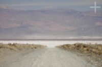 Carretera en el Altiplano (Puna) andino, Argentina