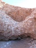 Una cueva de sal, en un paleosalar, cerca de Tolar Grande, en el Altiplano (Puna) de Salta, Argentina