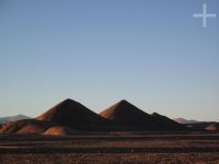 Puesta del sol en los cerros (un paleosalar) en los alrededores de Tolar Grande, en el Altiplano (Puna) de Salta, Argentina