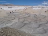 Turistas en el campo de piedra pome de El Peñón, provincia de Catamarca, Argentina