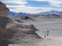 Turistas en el campo de piedra pome de El Peñón, provincia de Catamarca, Argentina