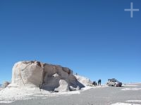 Viajantes en el campo de piedra pome de El Peñón, en el Altiplano (Puna) de Catamarca, Argentina