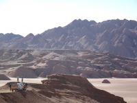 Viajantes en el desierto del Laberinto, cerca de Tolar Grande, en el Altiplano de Salta, Argentina