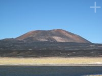 Joven volcán, colada de lava, la laguna de Carachipampa, en el Altiplano de Catamarca, Argentina