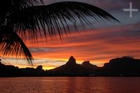 Puesta del sol en la Lagoa Rodrigo de Freitas, Rio de Janeiro, Brasil
