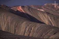 Rocas sedimentarias, Quebrada de Humahuaca, Jujuy, Argentina, en el Altiplano (Puna) andino, Cordillera de los Andes Rocas sedimentarias, Quebrada de Humahuaca, Jujuy, Argentina, en el Altiplano (Puna) andino, Cordillera de los Andes